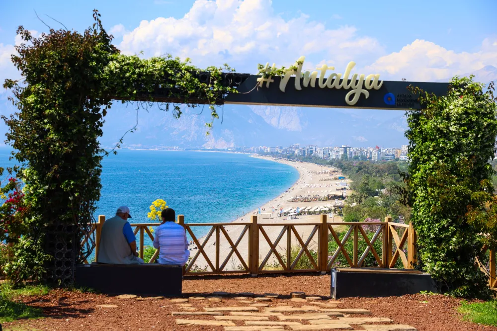 ANTALYA’DA KONYAALTI SAHİLİ YAZA HAZIR