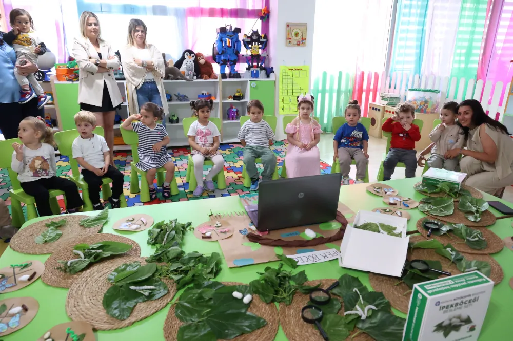 ANTALYA’DA ÇOCUKLAR İPEKBÖCEĞİ İLE TANIŞIYOR