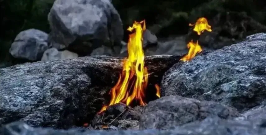 YANARTAŞ.. ANTALYA’DA 2500 YILDIR SÖNMEYEN ATEŞ GÖRENLERİ BÜYÜLÜYOR