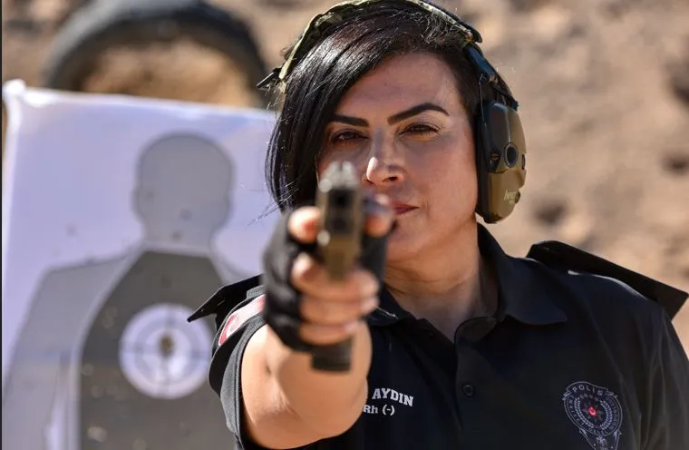 MESLEKTAŞLARINA ÖRNEK.. KOMİSER NİSA HEDEFİ 12’DEN VURUYOR