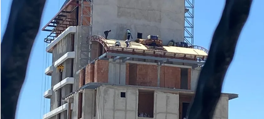 BÜYÜK RİSK.. ANTALYA’NIN GÖBEĞİNDEKİ İNŞAATTA ‘GÜVENLİK ÖNLEMLERİ’ YOK