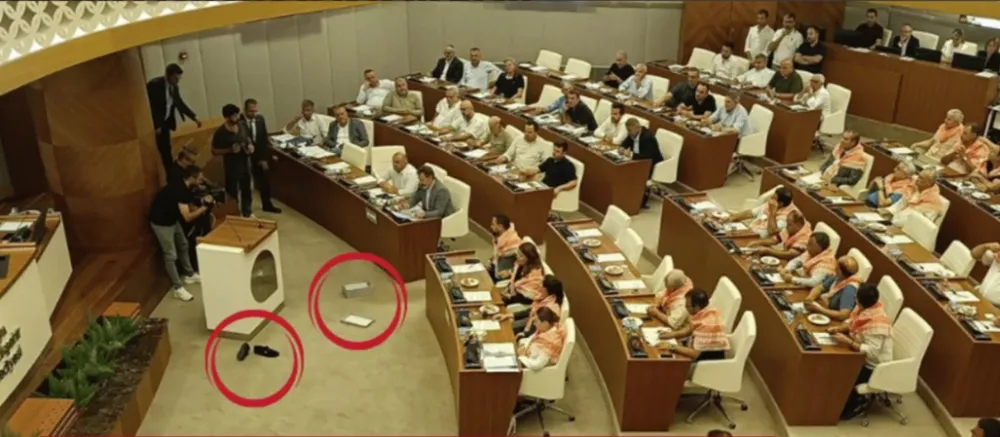 ANTALYA’DA GERGİN MECLİS.. AYAKKABI FIRLATILDI AYAKKABI KUTUSU BIRAKILDI