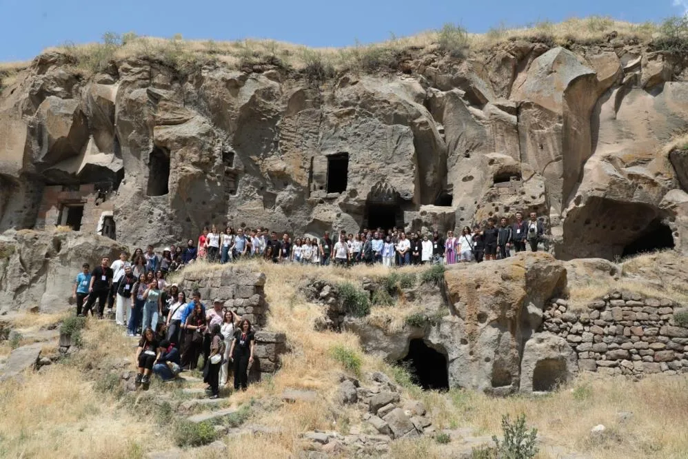 ANTALYALI ÖĞRENCİLER TARİHİ İLÇE AHLAT’I GEZDİ