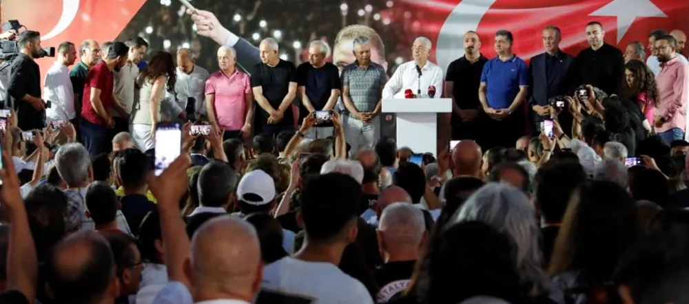 ANTALYA BÜYÜKŞEHİR BELEDİYESİ ÖNÜNDE BAŞKAN BÖCEK