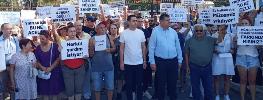 ANTALYA MÜZESİ ÖNÜNDE İKİNCİ KEZ ‘YIKIMI DURDURUN’ ÇAĞRISI