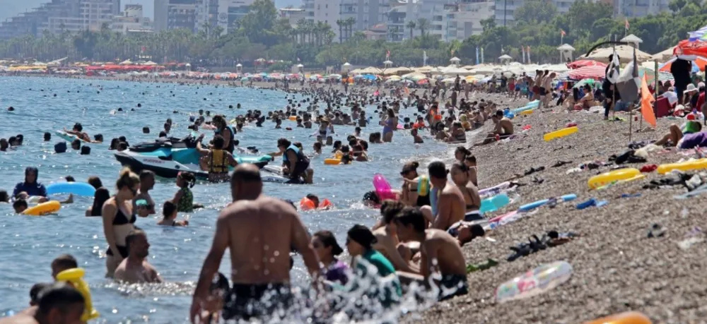 ANTALYA’NIN DENİZİ BİLE YANIYOR.. SICAKLIK 45 DENİZ SUYU 32 DERECE