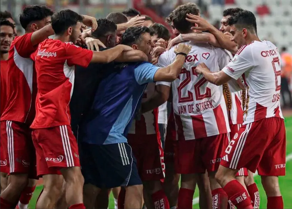 EMRE BELÖZOĞLU HEDEFİ VERDİ.. ‘ANTALYASPOR 45-55 PUAN BANDINDA OLACAK’