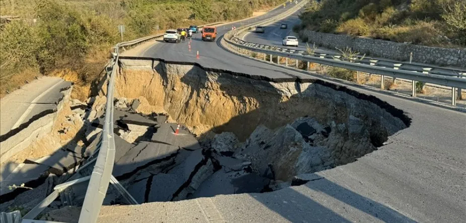 YOL ÇÖKTÜ.. VE SÖKE-KUŞADASI KARA YOLU ULAŞIMA KAPATILDI
