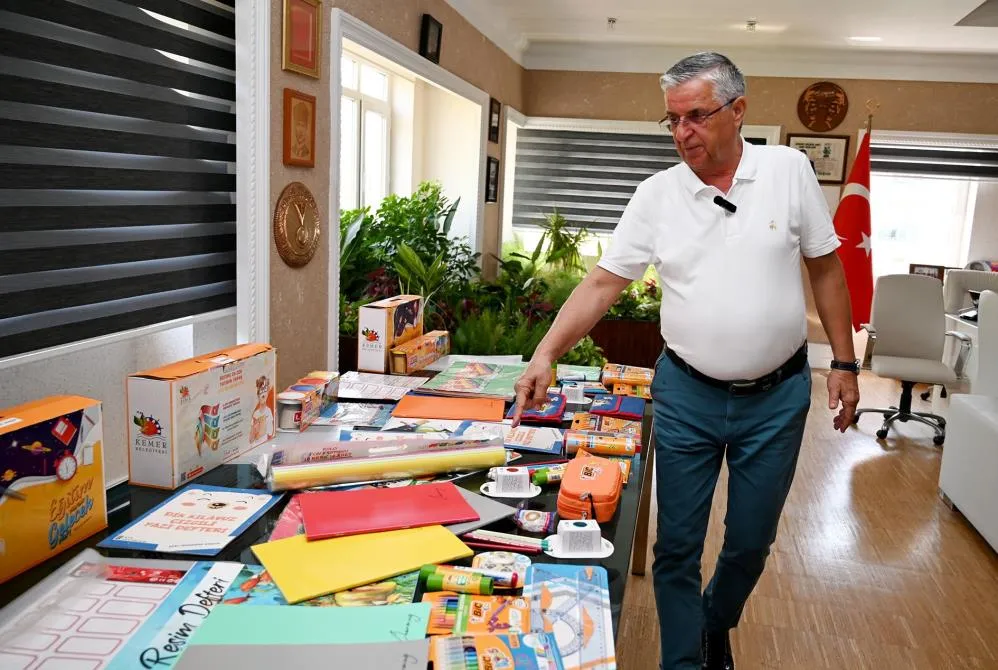 KEMER’DE 6500 ÖĞRENCİYE KIRTASİYE YARDIMI