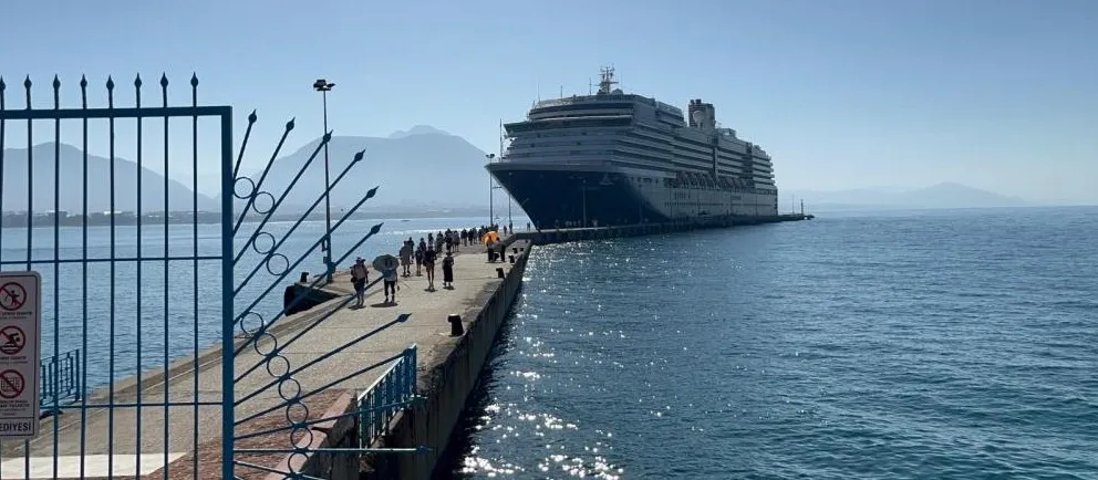 HOLLANDA BANDIRALI KRUVAZİYER GEMİSİ ALANYA