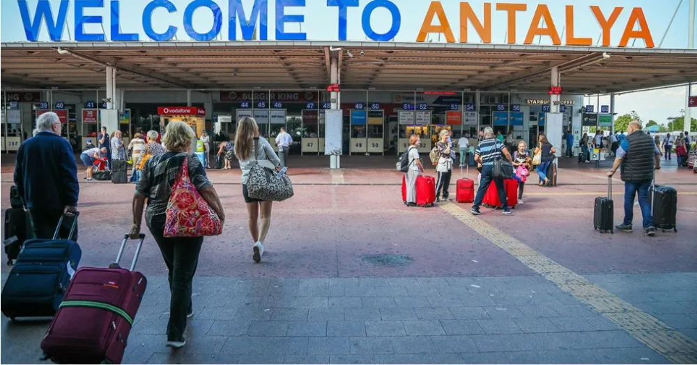 TÜM ZAMANLARIN REKORU.. ANTALYA HAVALİMANI BİR GÜNDE 230 BİN YOLCU AĞIRLADI