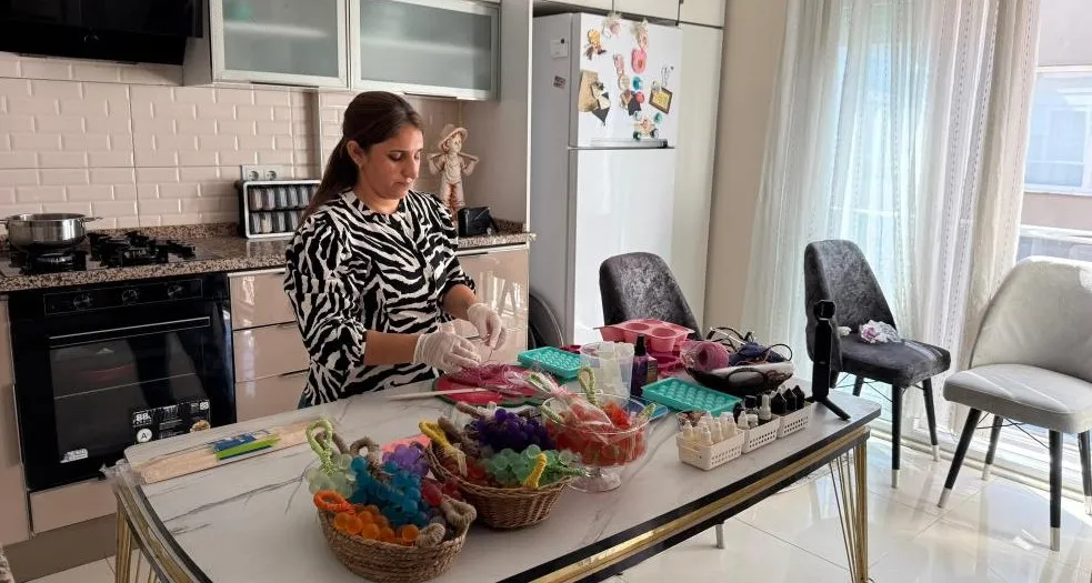 SERİK’TE ANNE OLUNCA MUTFAĞINI ATÖLYEYE ÇEVİRİP KENDİ İŞİNİ KURDU