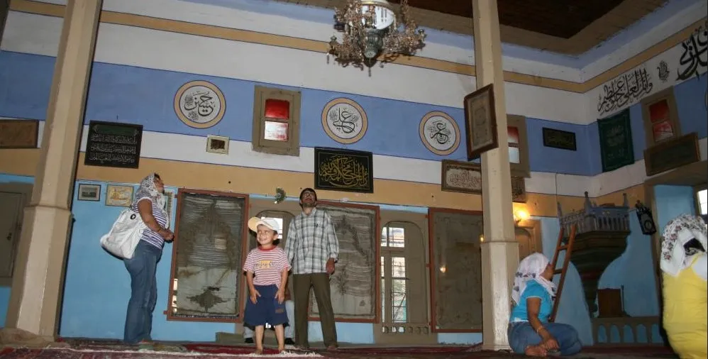 RESTORASYONU TAMAMLANAN TARİHİ SARIHACILAR CAMİSİ EMANET ESERLERİNİ BEKLİYOR