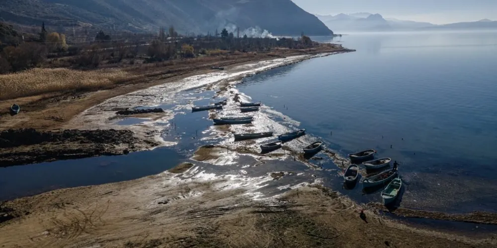 KURAKLIK İKİYE BÖLDÜ.. EĞİRDİR GÖLÜ DRAMATİK BİR ŞEKİLDE KÜÇÜLÜYOR