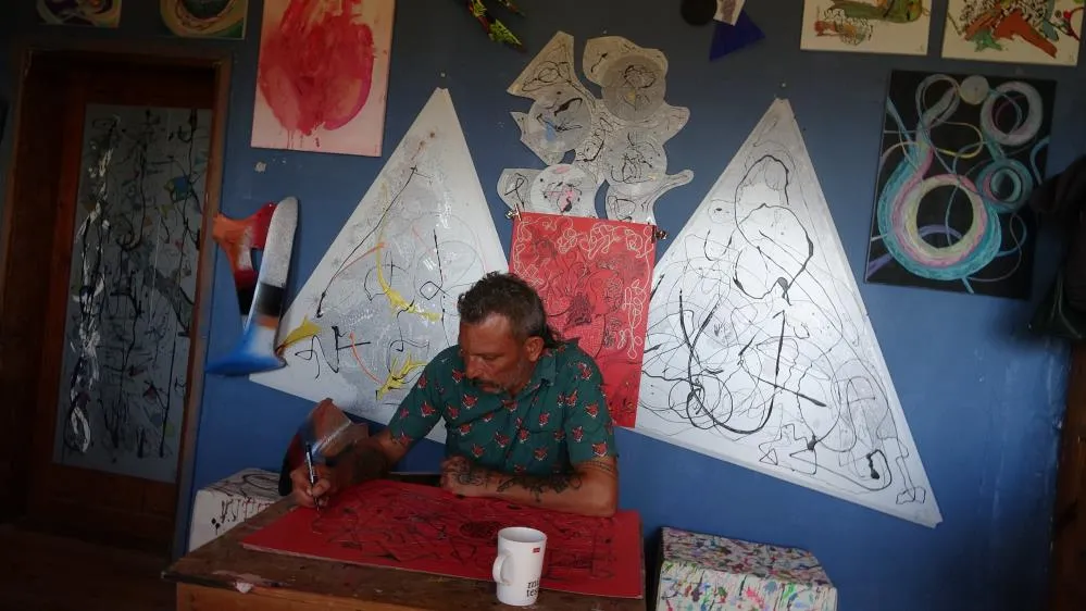 KAŞ’TA SANATIYLA TARTIŞMA YARATAN RESSAM EFE ESERLERİNİ ÇÖPE ATIYOR