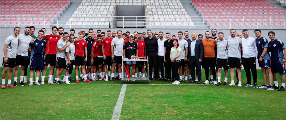 ANTALYASPOR FUTBOLCULARINDAN EMRE BELÖZOĞLU’NA DOĞUM GÜNÜ SÜRPRİZİ