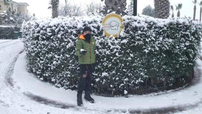 ANTALYA’YA 29 YIL SONRA KAR YAĞDI.. YOLLAR KAPANDI