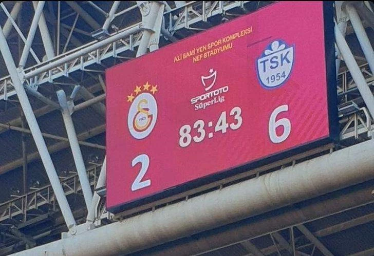 GALATASARAY TARAFTARI İLK KEZ BÖYLE BİR TEPKİ GÖSTERİYOR