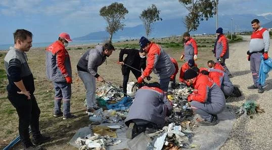 KUMLUCA OBALAR PLAJINDA ÇEVRE TEMİZLİĞİ YAPILDI