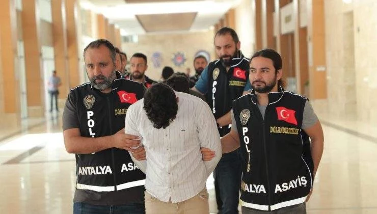 ANTALYA’DA SAHTE POLİS KİMLİĞİ İLE 56 BİN DOLAR DOLANDIRDILAR