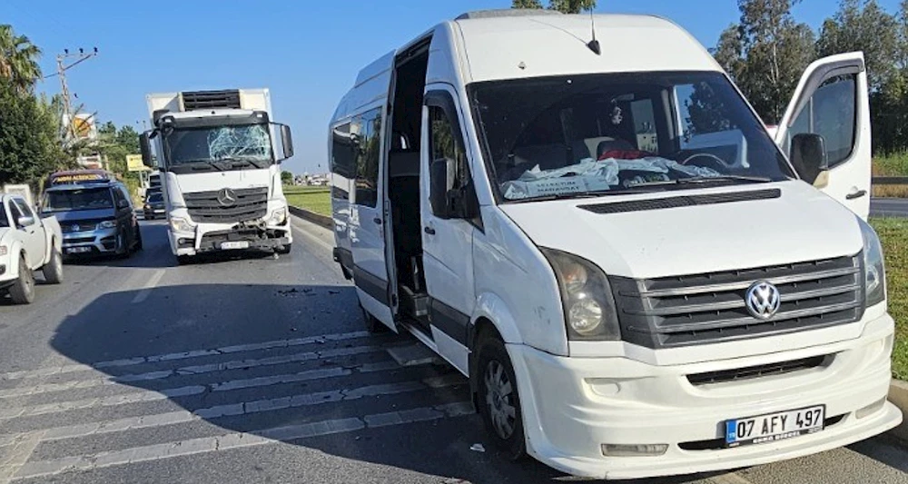 ANTALYA’DA TIR İLE OTEL SERVİSİ ÇARPIŞTI.. 8 YARALI