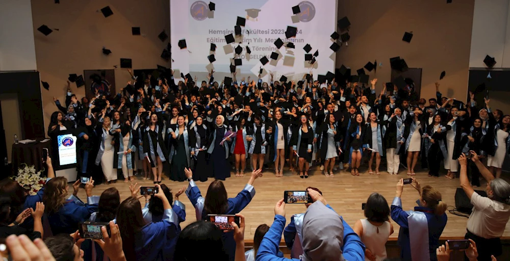 HEMŞİRELERİN MEZUNİYET SEVİNCİ