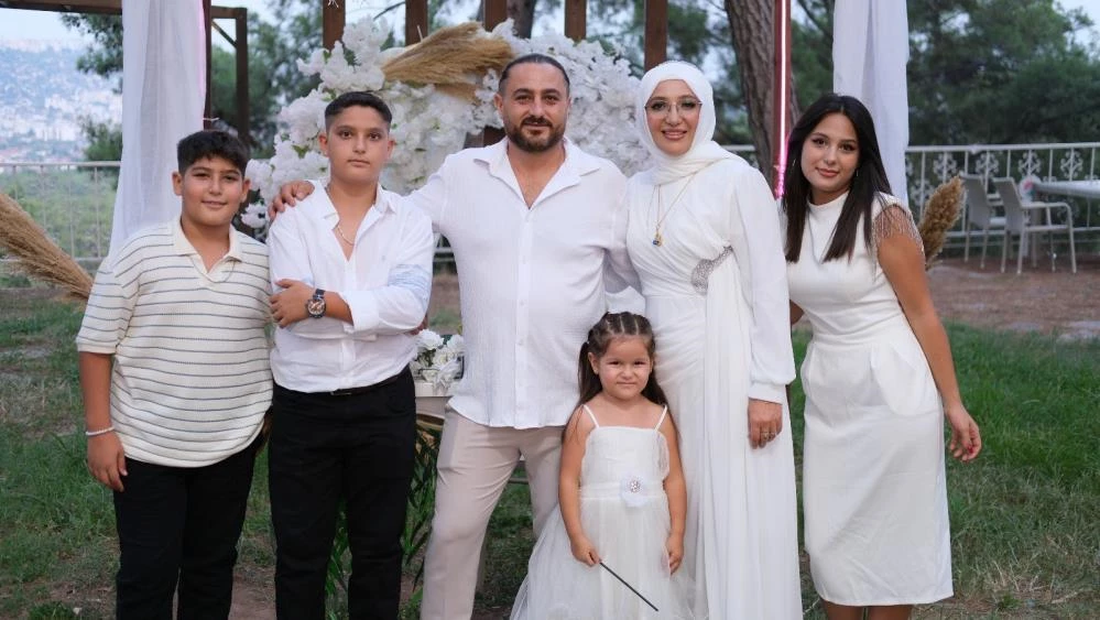 KAÇARAK EVLENEN ÇİFT 20 YIL SONRA DÖRT ÇOCUĞUYLA DÜĞÜN YAPTI